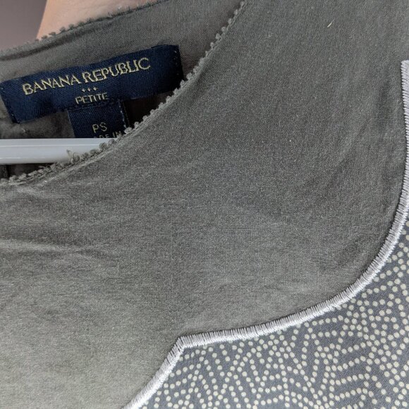 Banana Republic Factory Sleeveless Printed Blouse Grey White Size Small Petite - Picture 3 of 3